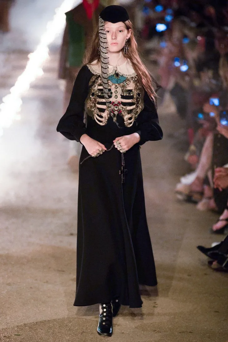 Gucci Cruise 2019: Khi phong cách cổ điển được làm sống lại... - Ảnh 5. Gucci Cruise 2019: Khi phong cách cổ điển được làm sống lại... - Ảnh 5.