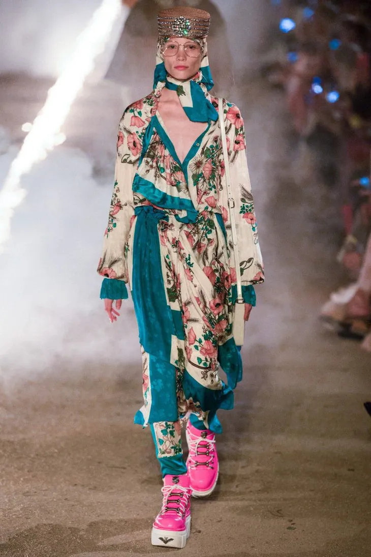 Gucci Cruise 2019: Khi phong cách cổ điển được làm sống lại... - Ảnh 4. Gucci Cruise 2019: Khi phong cách cổ điển được làm sống lại... - Ảnh 4.