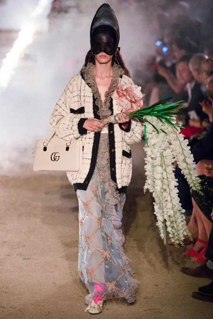 Gucci Cruise 2019: Khi phong cách cổ điển được làm sống lại... - Ảnh 3. Gucci Cruise 2019: Khi phong cách cổ điển được làm sống lại... - Ảnh 3.