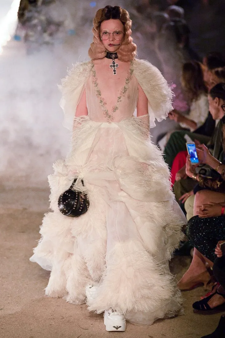 Gucci Cruise 2019: Khi phong cách cổ điển được làm sống lại... - Ảnh 2. Gucci Cruise 2019: Khi phong cách cổ điển được làm sống lại... - Ảnh 2.