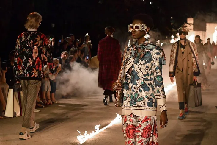 Gucci Cruise 2019: Khi phong cách cổ điển được làm sống lại... - Ảnh 1. Gucci Cruise 2019: Khi phong cách cổ điển được làm sống lại... - Ảnh 1.