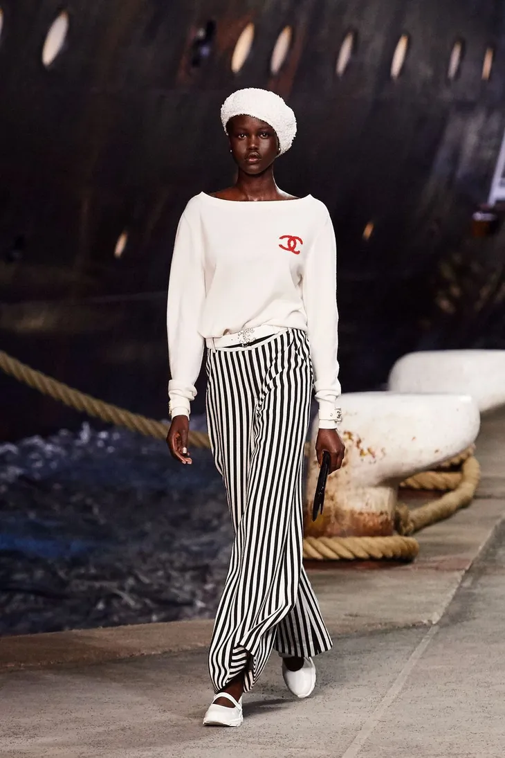 Chanel mang du thuyền khổng lồ lên sàn diễn Paris - Ảnh 15. Chanel mang du thuyền khổng lồ lên sàn diễn Paris - Ảnh 15.