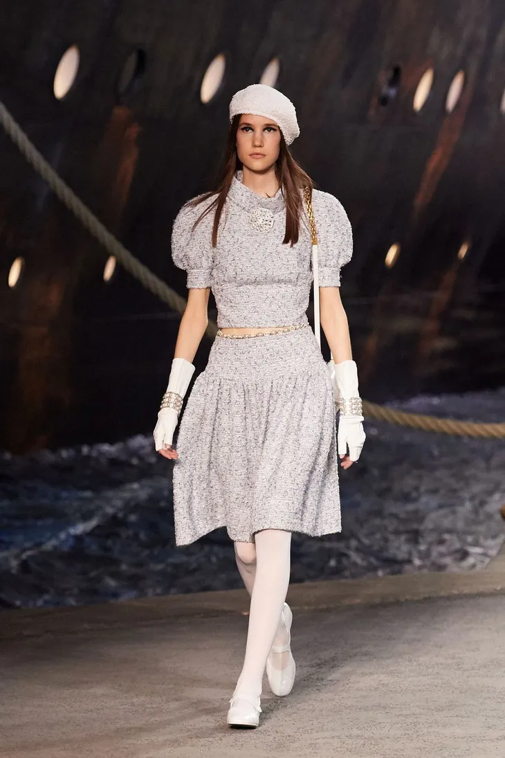 Chanel mang du thuyền khổng lồ lên sàn diễn Paris - Ảnh 14. Chanel mang du thuyền khổng lồ lên sàn diễn Paris - Ảnh 14.