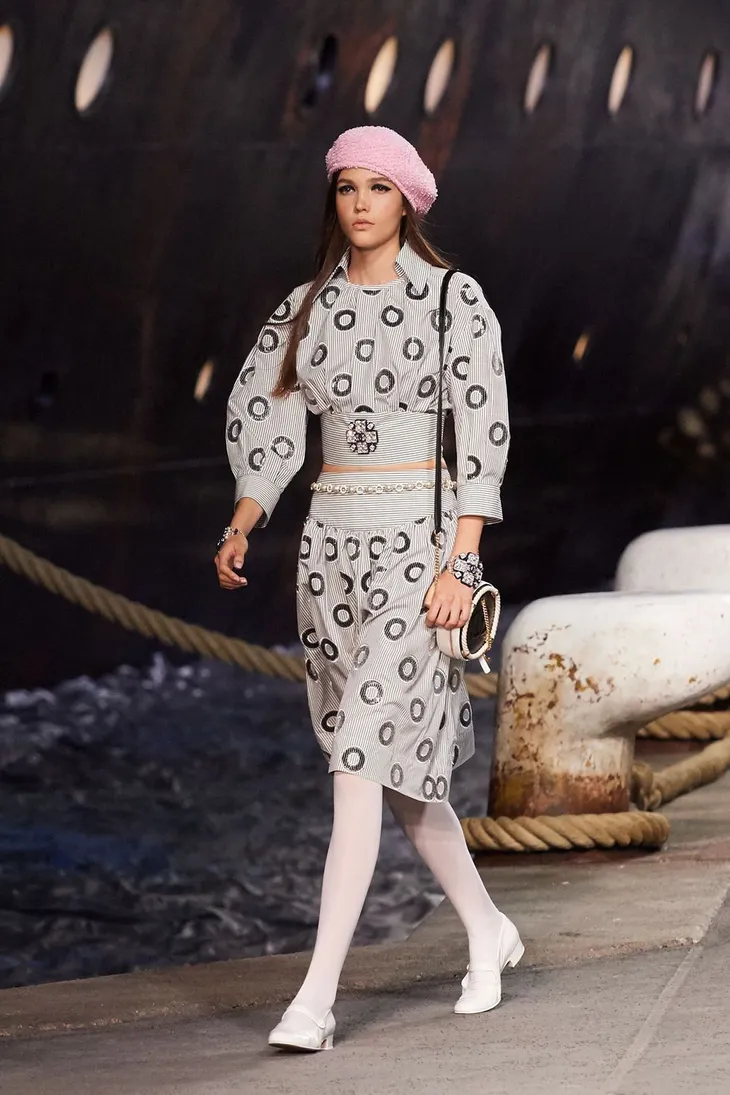 Chanel mang du thuyền khổng lồ lên sàn diễn Paris - Ảnh 13. Chanel mang du thuyền khổng lồ lên sàn diễn Paris - Ảnh 13.