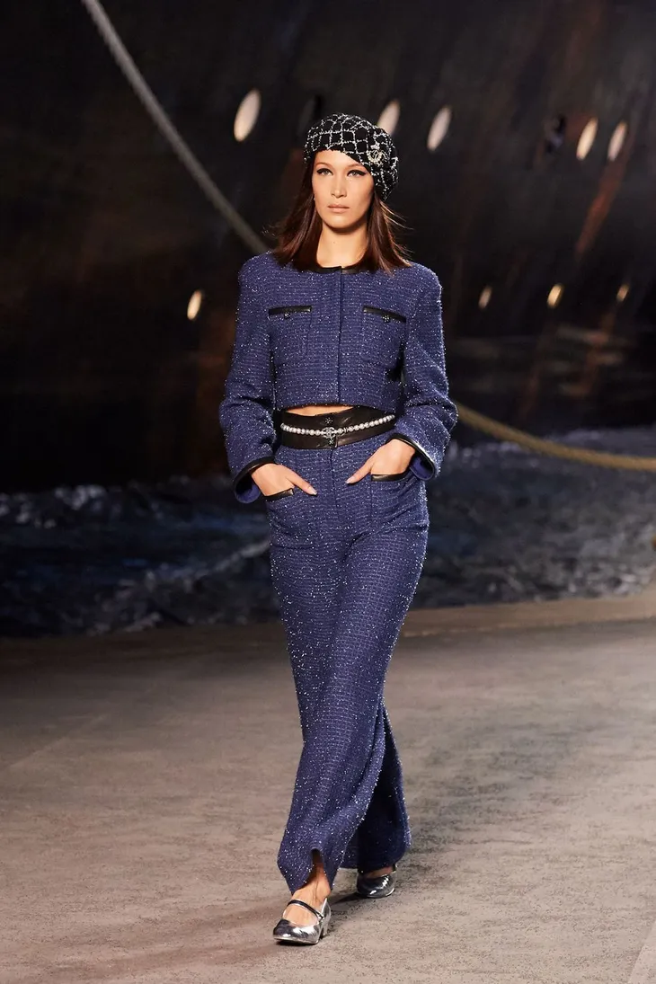 Chanel mang du thuyền khổng lồ lên sàn diễn Paris - Ảnh 12. Chanel mang du thuyền khổng lồ lên sàn diễn Paris - Ảnh 12.