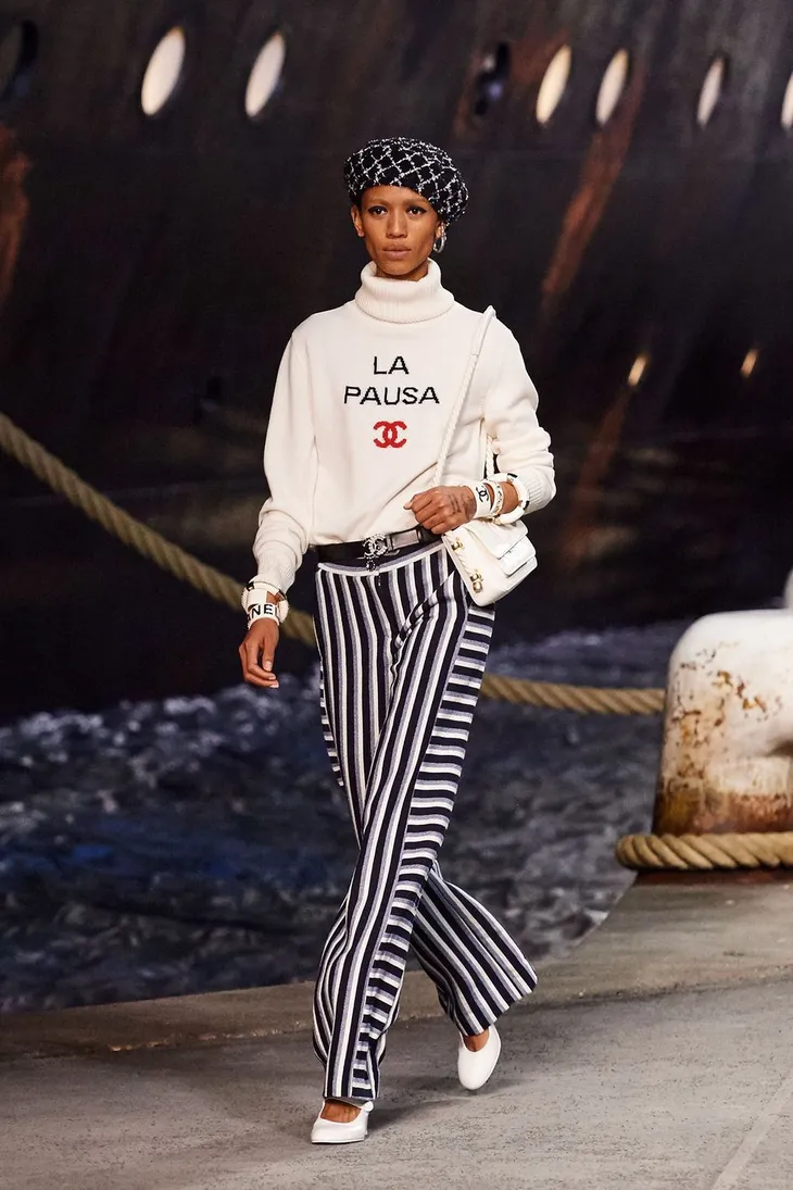 Chanel mang du thuyền khổng lồ lên sàn diễn Paris - Ảnh 11. Chanel mang du thuyền khổng lồ lên sàn diễn Paris - Ảnh 11.