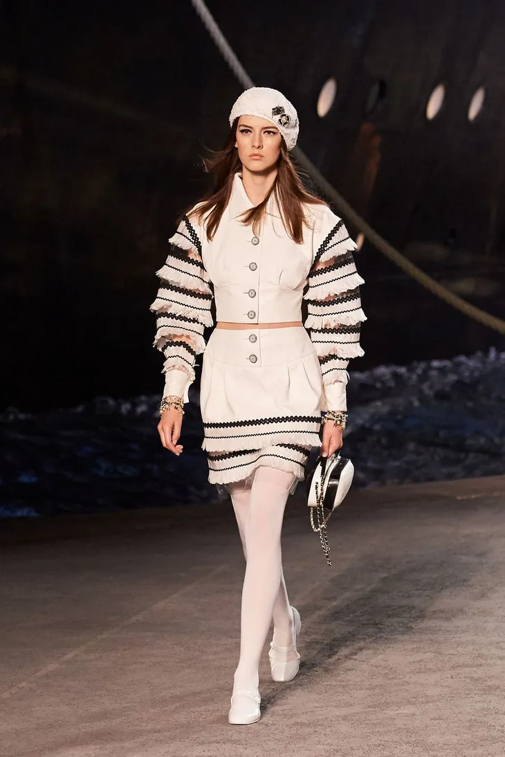 Chanel mang du thuyền khổng lồ lên sàn diễn Paris - Ảnh 9. Chanel mang du thuyền khổng lồ lên sàn diễn Paris - Ảnh 9.