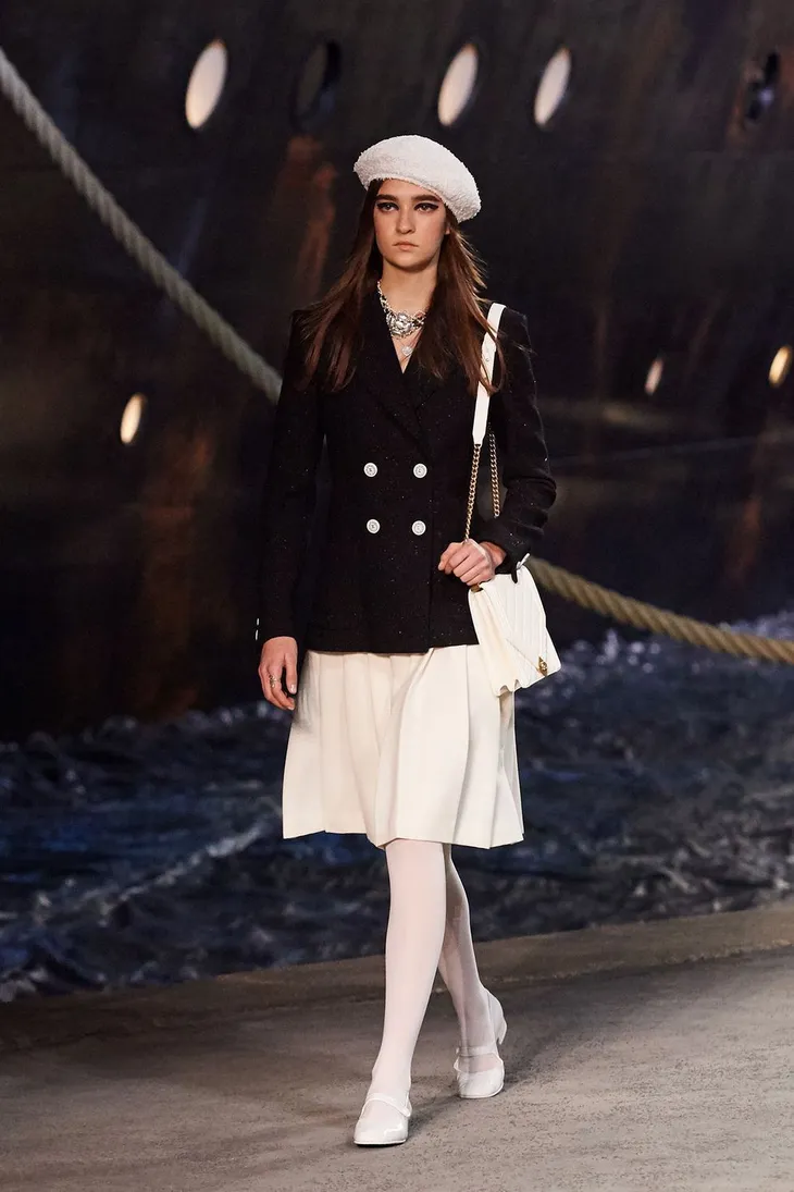 Chanel mang du thuyền khổng lồ lên sàn diễn Paris - Ảnh 8. Chanel mang du thuyền khổng lồ lên sàn diễn Paris - Ảnh 8.