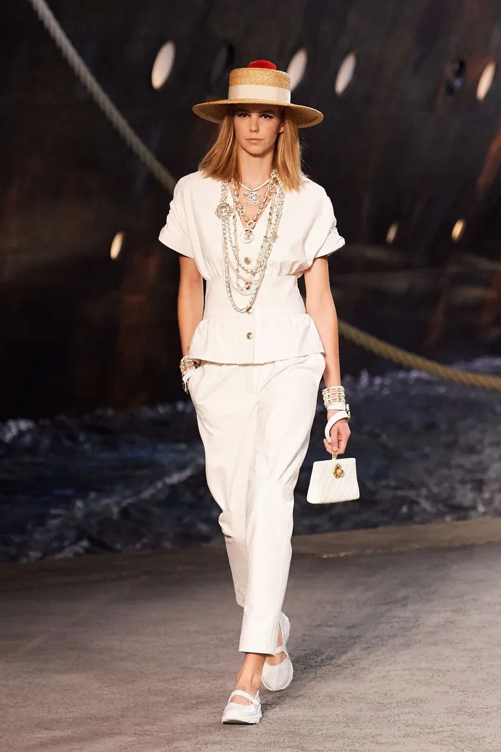 Chanel mang du thuyền khổng lồ lên sàn diễn Paris - Ảnh 7. Chanel mang du thuyền khổng lồ lên sàn diễn Paris - Ảnh 7.