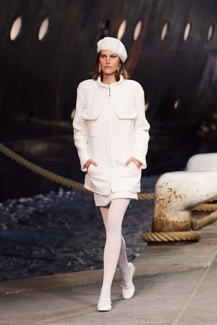Chanel mang du thuyền khổng lồ lên sàn diễn Paris - Ảnh 6. Chanel mang du thuyền khổng lồ lên sàn diễn Paris - Ảnh 6.