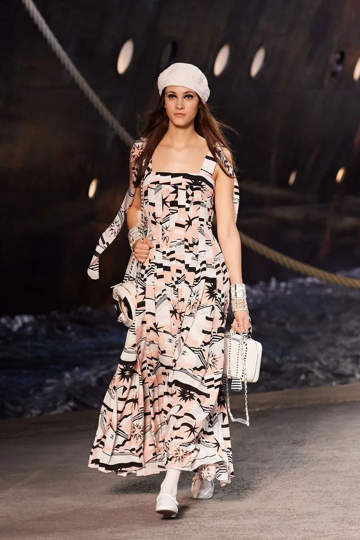 Chanel mang du thuyền khổng lồ lên sàn diễn Paris - Ảnh 4. Chanel mang du thuyền khổng lồ lên sàn diễn Paris - Ảnh 4.