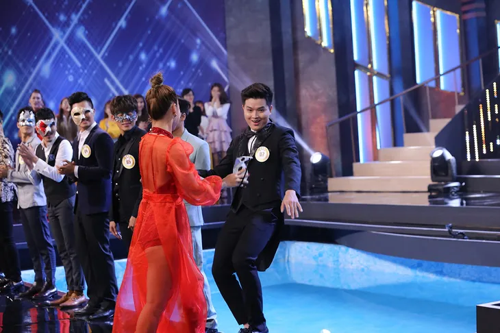 Quý ông đại chiến: Xuất hiện trai hư khiến các mỹ nhân Việt ngất lên ngất xuống - Ảnh 4. Quý ông đại chiến: Xuất hiện trai hư khiến các mỹ nhân Việt ngất lên ngất xuống - Ảnh 4.