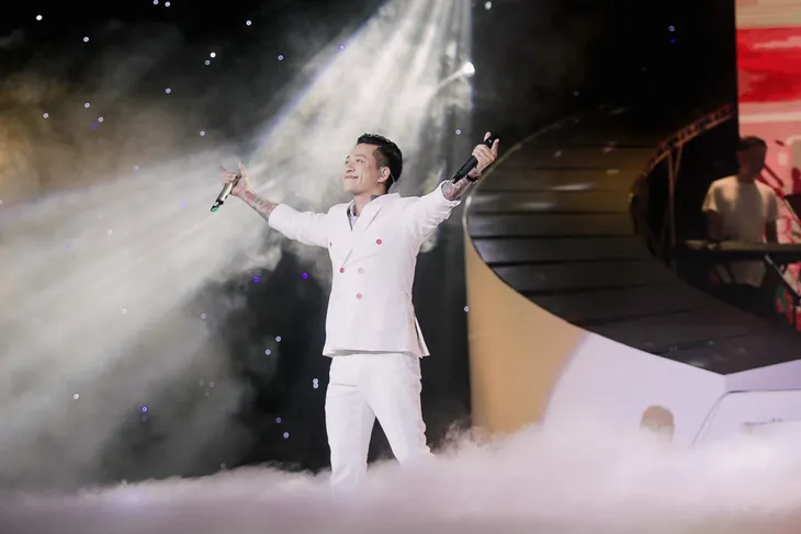 Đàm Vĩnh Hưng, Tuấn Hưng, Quang Hà khiến khán giả Hà Nội đứng ngồi không yên - Ảnh 6. Đàm Vĩnh Hưng, Tuấn Hưng, Quang Hà khiến khán giả Hà Nội đứng ngồi không yên - Ảnh 6.