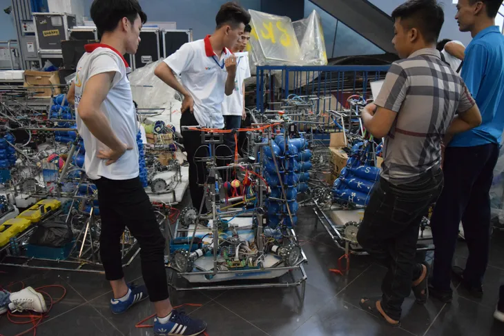 Robocon Việt Nam 2018: Các đội tuyển tất bật thử sân trước thềm chung kết - Ảnh 5. Robocon Việt Nam 2018: Các đội tuyển tất bật thử sân trước thềm chung kết - Ảnh 5.