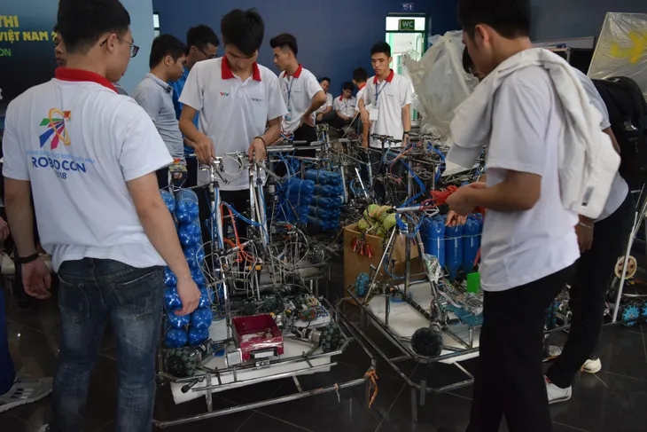 Robocon Việt Nam 2018: Các đội tuyển tất bật thử sân trước thềm chung kết - Ảnh 6. Robocon Việt Nam 2018: Các đội tuyển tất bật thử sân trước thềm chung kết - Ảnh 6.