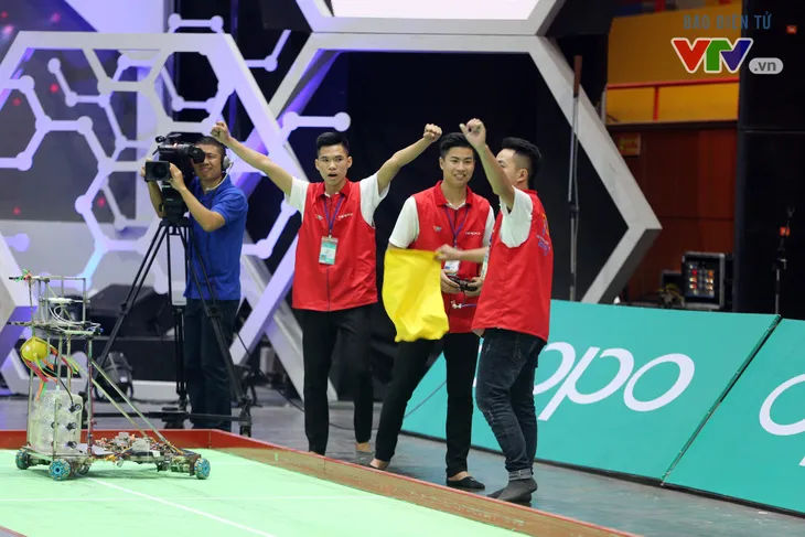 Những khoảnh khắc ấn tượng tại vòng loại Robocon Việt Nam 2018 - Ảnh 26. Những khoảnh khắc ấn tượng tại vòng loại Robocon Việt Nam 2018 - Ảnh 26.