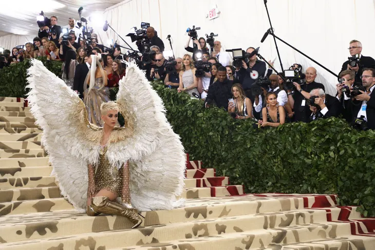 Met Gala 2018: Rihanna biến thành Giáo hoàng, Katy Perry hóa thiên thần - Ảnh 7. Met Gala 2018: Rihanna biến thành Giáo hoàng, Katy Perry hóa thiên thần - Ảnh 7.