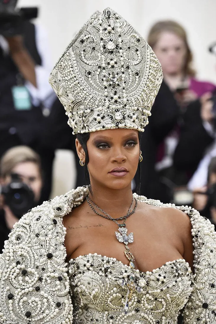 Met Gala 2018: Rihanna biến thành Giáo hoàng, Katy Perry hóa thiên thần - Ảnh 3. Met Gala 2018: Rihanna biến thành Giáo hoàng, Katy Perry hóa thiên thần - Ảnh 3.