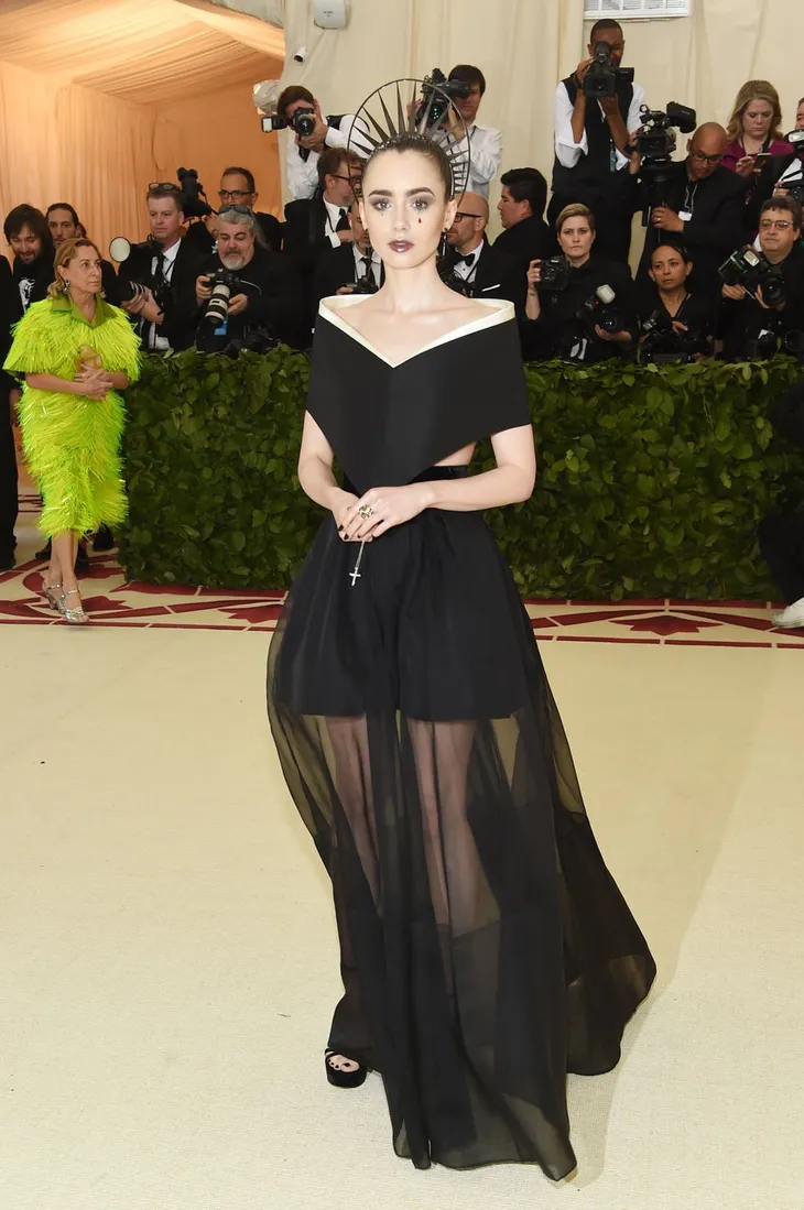 Những bộ cánh nổi bật nhất Met Gala 2018 - Ảnh 13. Những bộ cánh nổi bật nhất Met Gala 2018 - Ảnh 13.