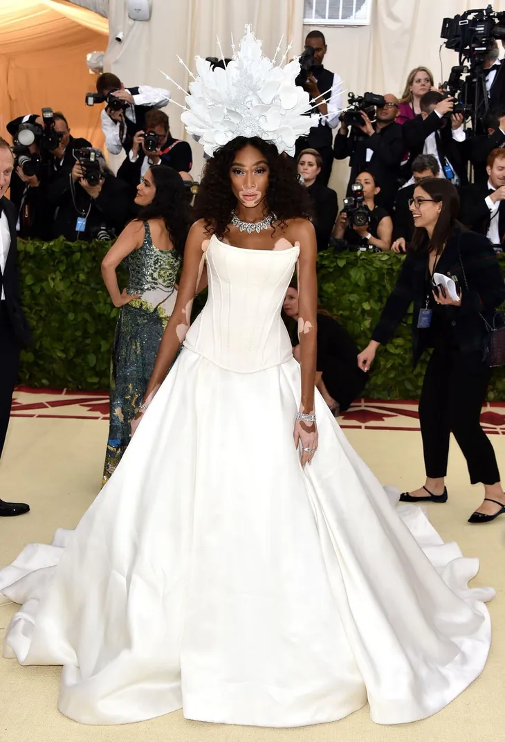 Những bộ cánh nổi bật nhất Met Gala 2018 - Ảnh 11. Những bộ cánh nổi bật nhất Met Gala 2018 - Ảnh 11.