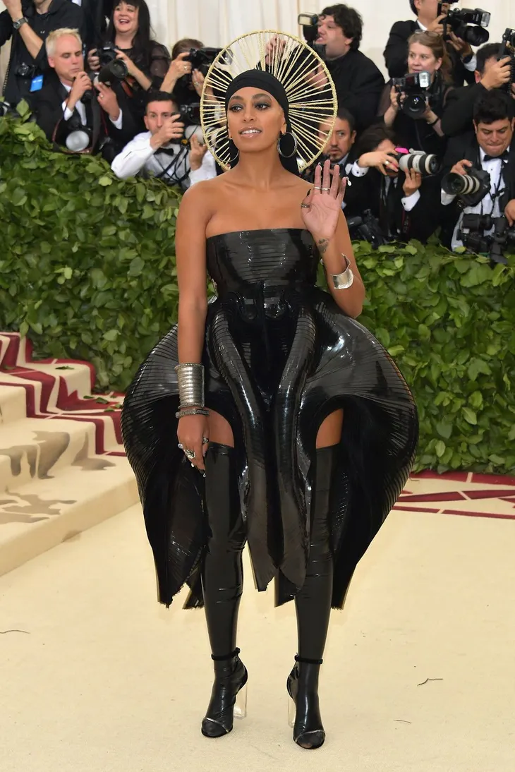 Những bộ cánh nổi bật nhất Met Gala 2018 - Ảnh 6. Những bộ cánh nổi bật nhất Met Gala 2018 - Ảnh 6.