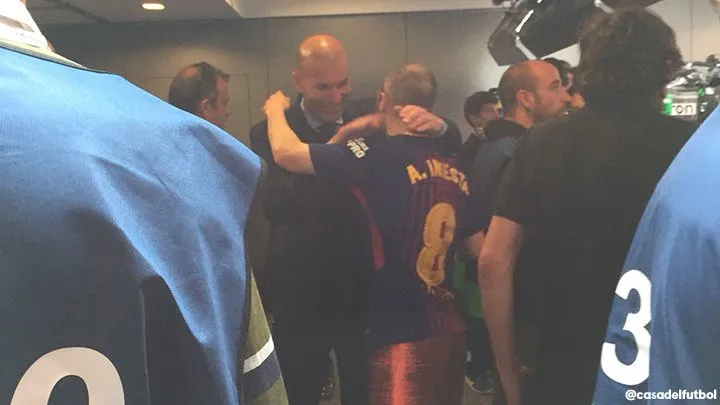 Chiếc áo Siêu kinh điển cuối cùng của Iniesta được trao cho Sergio Ramos - Ảnh 2. Chiếc áo Siêu kinh điển cuối cùng của Iniesta được trao cho Sergio Ramos - Ảnh 2.