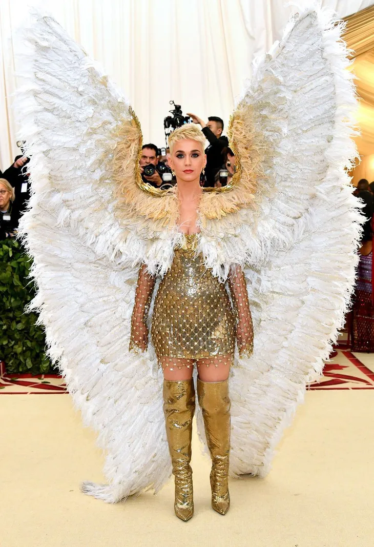 Met Gala 2018: Rihanna biến thành Giáo hoàng, Katy Perry hóa thiên thần - Ảnh 4. Met Gala 2018: Rihanna biến thành Giáo hoàng, Katy Perry hóa thiên thần - Ảnh 4.