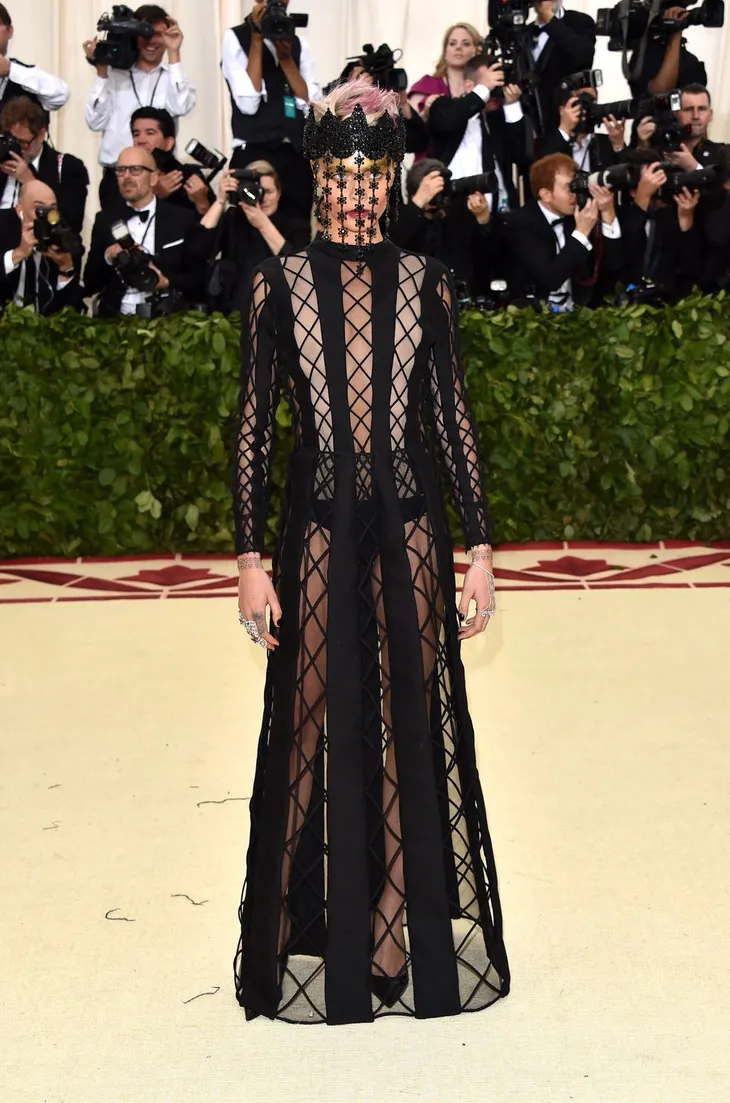 Những bộ cánh nổi bật nhất Met Gala 2018 - Ảnh 2. Những bộ cánh nổi bật nhất Met Gala 2018 - Ảnh 2.