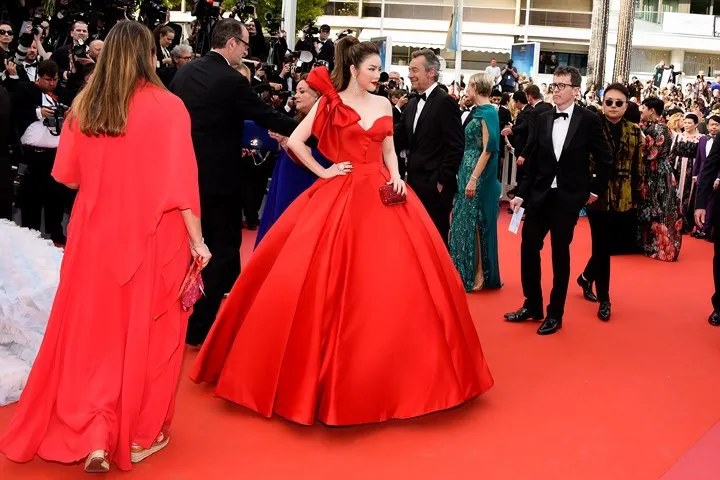 Lý Nhã Kỳ diện váy đỏ rực rỡ, nổi bật tại Cannes - Ảnh 3. Lý Nhã Kỳ diện váy đỏ rực rỡ, nổi bật tại Cannes - Ảnh 3.