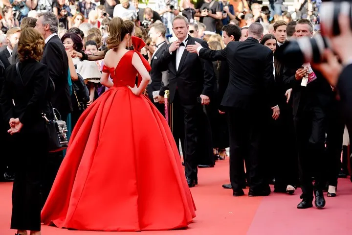 Lý Nhã Kỳ diện váy đỏ rực rỡ, nổi bật tại Cannes - Ảnh 4. Lý Nhã Kỳ diện váy đỏ rực rỡ, nổi bật tại Cannes - Ảnh 4.