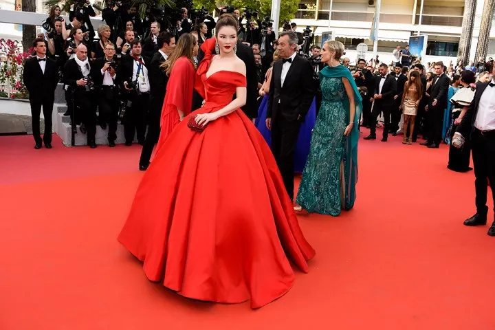 Lý Nhã Kỳ diện váy đỏ rực rỡ, nổi bật tại Cannes - Ảnh 5. Lý Nhã Kỳ diện váy đỏ rực rỡ, nổi bật tại Cannes - Ảnh 5.