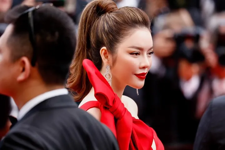 Lý Nhã Kỳ diện váy đỏ rực rỡ, nổi bật tại Cannes - Ảnh 7. Lý Nhã Kỳ diện váy đỏ rực rỡ, nổi bật tại Cannes - Ảnh 7.