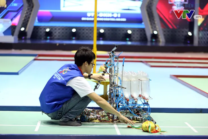 VCK Robocon Việt Nam 2018: Xác lập kỷ lục chiến thắng tuyệt đối Rồng bay ở 20 giây - Ảnh 8. VCK Robocon Việt Nam 2018: Xác lập kỷ lục chiến thắng tuyệt đối Rồng bay ở 20 giây - Ảnh 8.