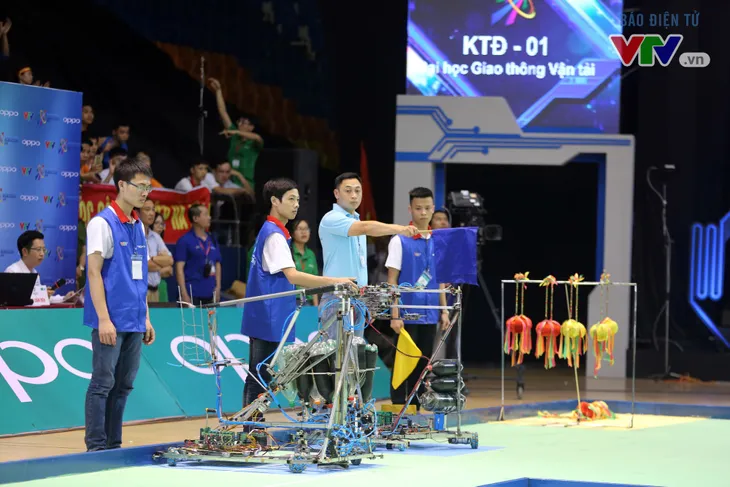 VCK Robocon Việt Nam 2018: Xác lập kỷ lục chiến thắng tuyệt đối Rồng bay ở 20 giây - Ảnh 11. VCK Robocon Việt Nam 2018: Xác lập kỷ lục chiến thắng tuyệt đối Rồng bay ở 20 giây - Ảnh 11.