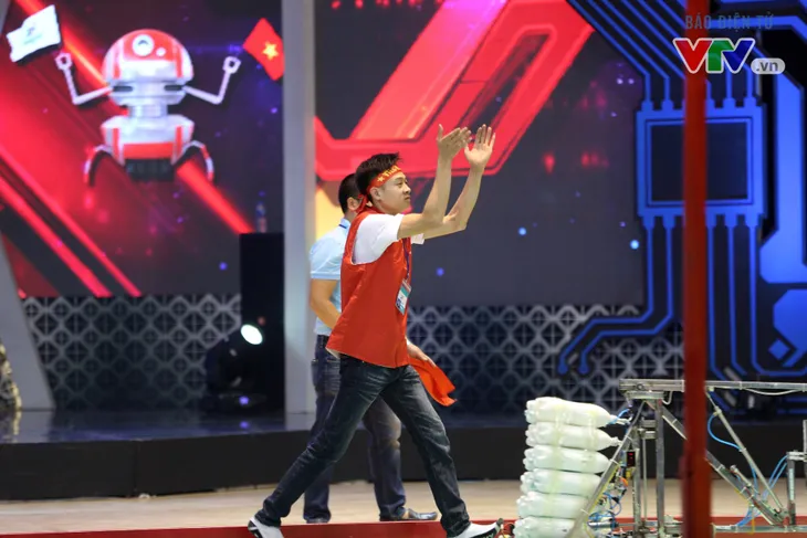 VCK Robocon Việt Nam 2018: Xác lập kỷ lục chiến thắng tuyệt đối Rồng bay ở 20 giây - Ảnh 13. VCK Robocon Việt Nam 2018: Xác lập kỷ lục chiến thắng tuyệt đối Rồng bay ở 20 giây - Ảnh 13.