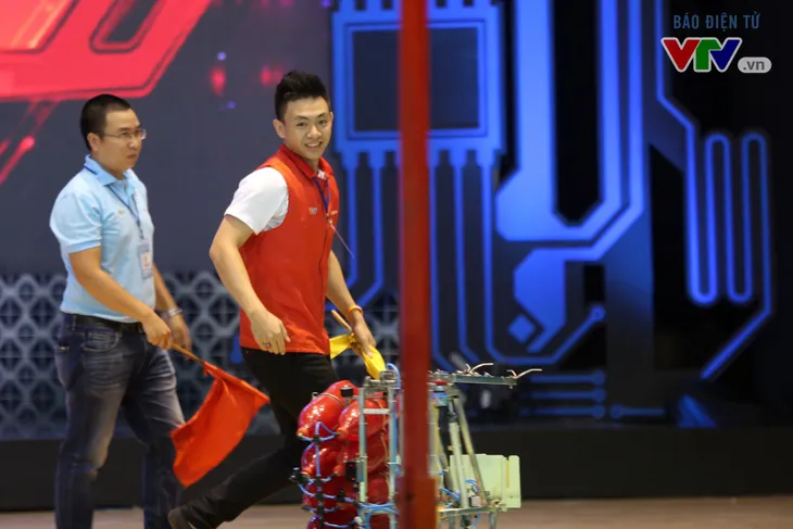 VCK Robocon Việt Nam 2018: Xác lập kỷ lục chiến thắng tuyệt đối Rồng bay ở 20 giây - Ảnh 19. VCK Robocon Việt Nam 2018: Xác lập kỷ lục chiến thắng tuyệt đối Rồng bay ở 20 giây - Ảnh 19.