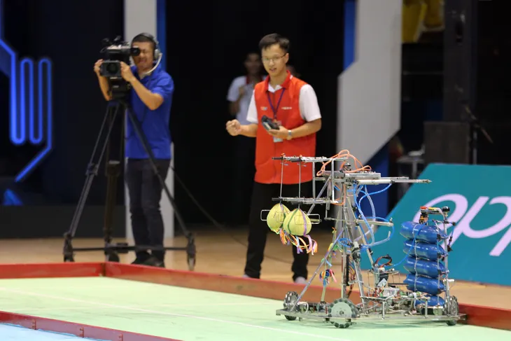 VCK Robocon Việt Nam 2018: Xác lập kỷ lục chiến thắng tuyệt đối Rồng bay ở 20 giây - Ảnh 23. VCK Robocon Việt Nam 2018: Xác lập kỷ lục chiến thắng tuyệt đối Rồng bay ở 20 giây - Ảnh 23.