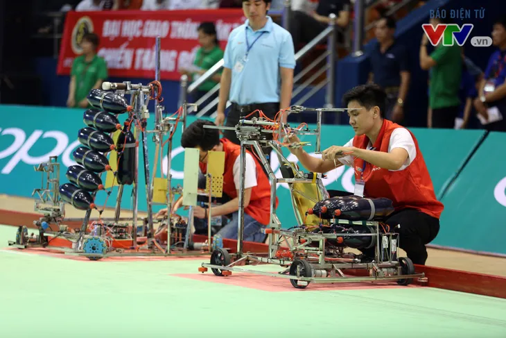 VCK Robocon Việt Nam 2018: Xác lập kỷ lục chiến thắng tuyệt đối Rồng bay ở 20 giây - Ảnh 22. VCK Robocon Việt Nam 2018: Xác lập kỷ lục chiến thắng tuyệt đối Rồng bay ở 20 giây - Ảnh 22.