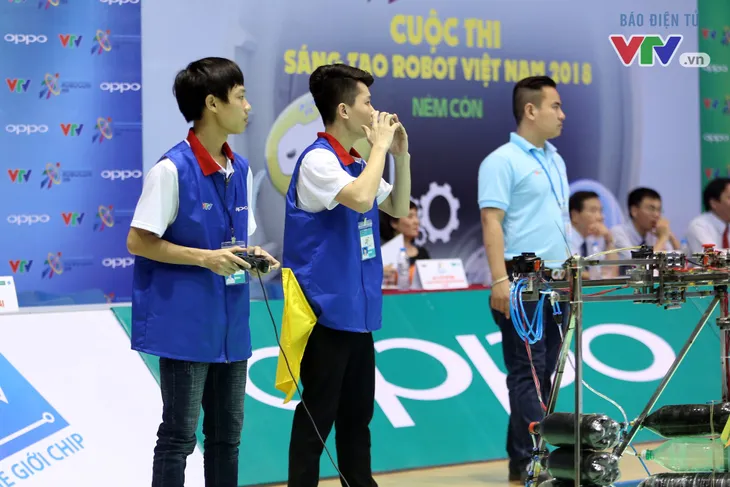 VCK Robocon Việt Nam 2018: Xác lập kỷ lục chiến thắng tuyệt đối Rồng bay ở 20 giây - Ảnh 28. VCK Robocon Việt Nam 2018: Xác lập kỷ lục chiến thắng tuyệt đối Rồng bay ở 20 giây - Ảnh 28.
