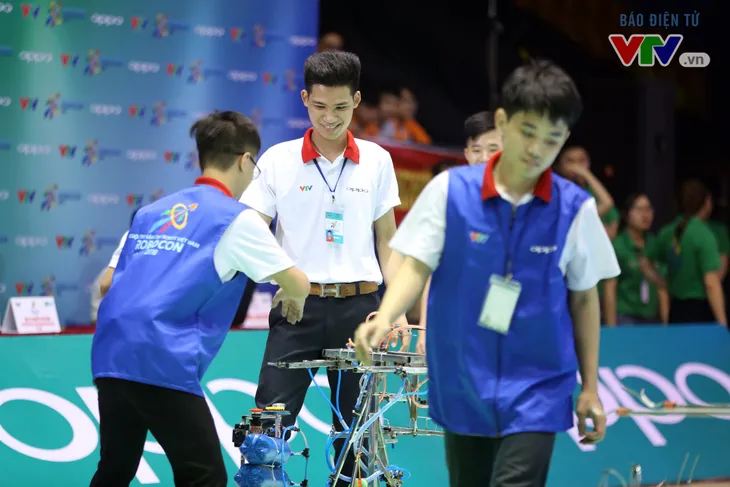 VCK Robocon Việt Nam 2018: Xác lập kỷ lục chiến thắng tuyệt đối Rồng bay ở 20 giây - Ảnh 38. VCK Robocon Việt Nam 2018: Xác lập kỷ lục chiến thắng tuyệt đối Rồng bay ở 20 giây - Ảnh 38.
