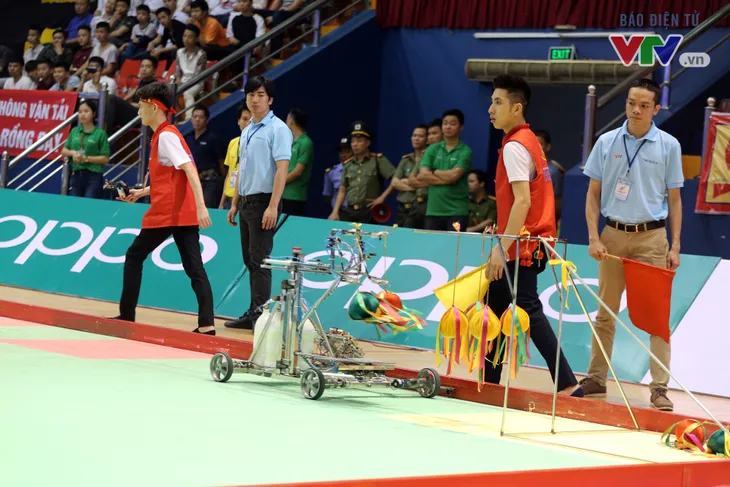 VCK Robocon Việt Nam 2018: Xác lập kỷ lục chiến thắng tuyệt đối Rồng bay ở 20 giây - Ảnh 40. VCK Robocon Việt Nam 2018: Xác lập kỷ lục chiến thắng tuyệt đối Rồng bay ở 20 giây - Ảnh 40.