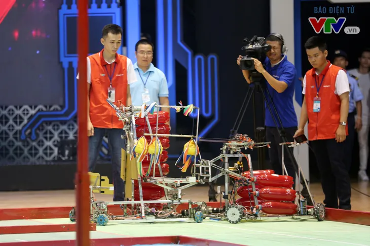 VCK Robocon Việt Nam 2018: Xác lập kỷ lục chiến thắng tuyệt đối Rồng bay ở 20 giây - Ảnh 42. VCK Robocon Việt Nam 2018: Xác lập kỷ lục chiến thắng tuyệt đối Rồng bay ở 20 giây - Ảnh 42.