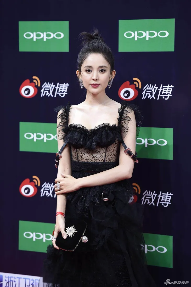 Angelababy lấn át dàn mỹ nhân trên thảm đỏ Đêm hội Weibo 2018 - Ảnh 6. Angelababy lấn át dàn mỹ nhân trên thảm đỏ Đêm hội Weibo 2018 - Ảnh 6.