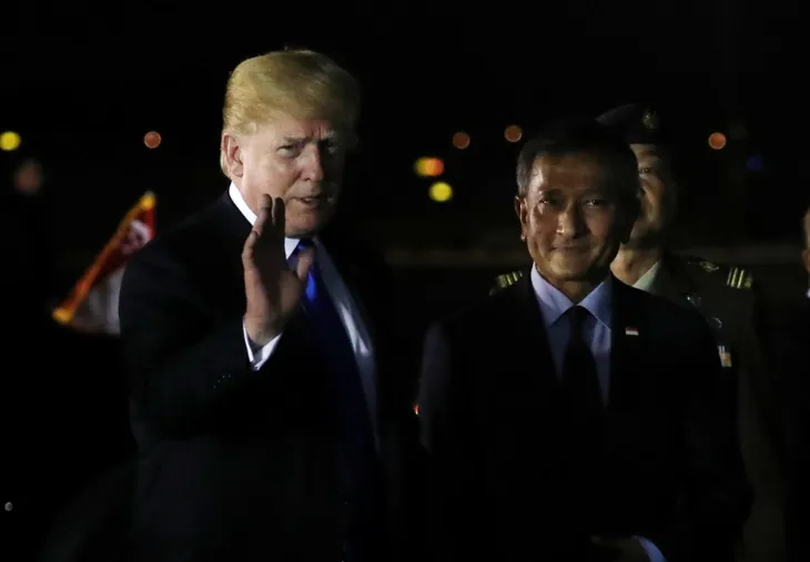 Tổng thống Donald Trump đến Singapore 36 tiếng trước cuộc gặp thượng đỉnh Mỹ-Triều - Ảnh 1. Tổng thống Donald Trump đến Singapore 36 tiếng trước cuộc gặp thượng đỉnh Mỹ-Triều - Ảnh 1.