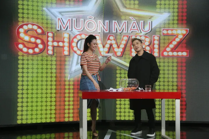 Mr.A mặt lạnh cực ngầu tại trường quay Muôn màu Showbiz - Ảnh 1. Mr.A mặt lạnh cực ngầu tại trường quay Muôn màu Showbiz - Ảnh 1.