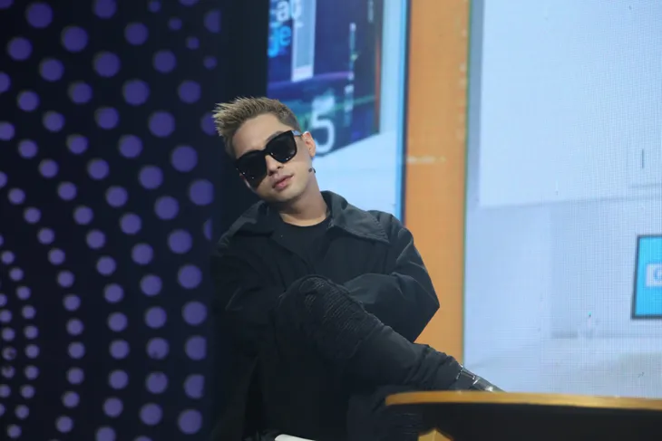 Mr.A mặt lạnh cực ngầu tại trường quay Muôn màu Showbiz - Ảnh 3. Mr.A mặt lạnh cực ngầu tại trường quay Muôn màu Showbiz - Ảnh 3.