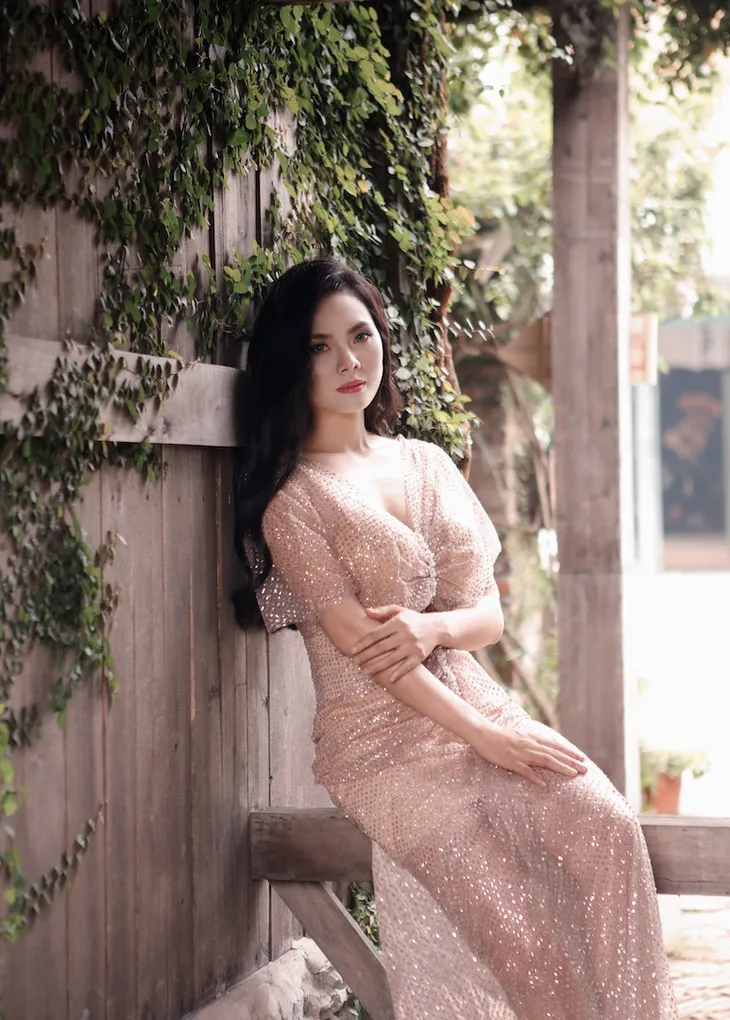 Lương Nguyệt Anh đội nắng 39 độ C thả dáng giữa vườn cẩm tú cầu - Ảnh 8. Lương Nguyệt Anh đội nắng 39 độ C thả dáng giữa vườn cẩm tú cầu - Ảnh 8.