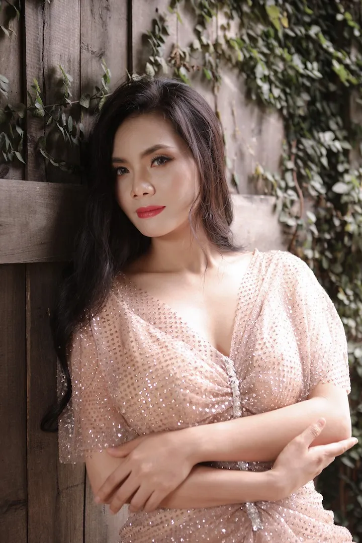 Lương Nguyệt Anh đội nắng 39 độ C thả dáng giữa vườn cẩm tú cầu - Ảnh 3. Lương Nguyệt Anh đội nắng 39 độ C thả dáng giữa vườn cẩm tú cầu - Ảnh 3.