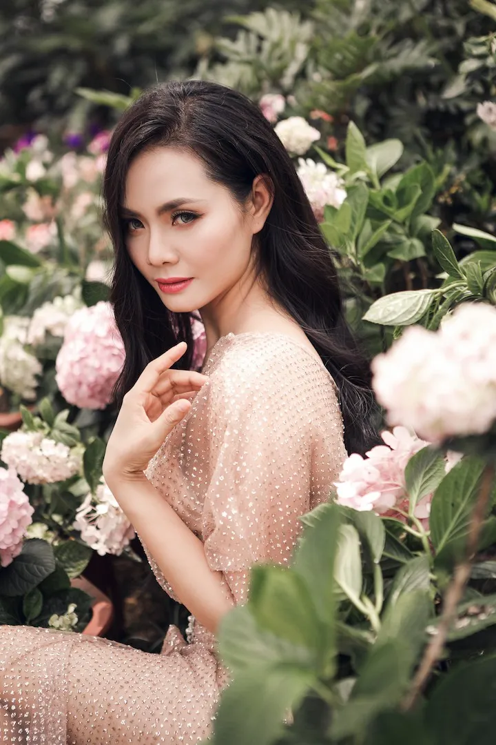Lương Nguyệt Anh đội nắng 39 độ C thả dáng giữa vườn cẩm tú cầu - Ảnh 2. Lương Nguyệt Anh đội nắng 39 độ C thả dáng giữa vườn cẩm tú cầu - Ảnh 2.