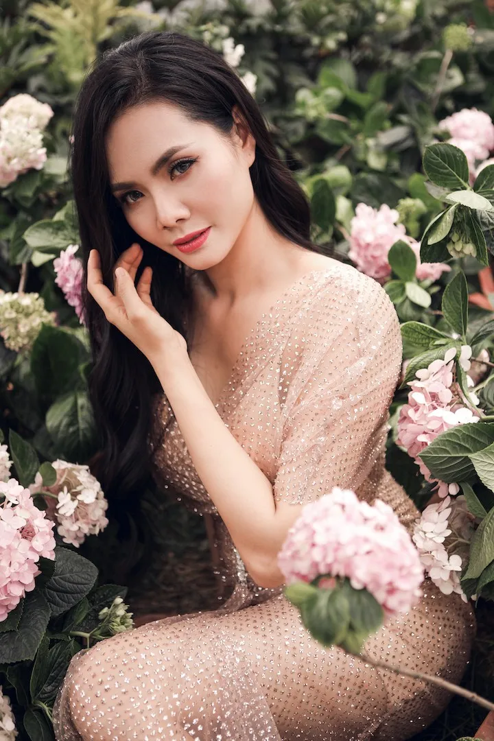 Lương Nguyệt Anh đội nắng 39 độ C thả dáng giữa vườn cẩm tú cầu - Ảnh 4. Lương Nguyệt Anh đội nắng 39 độ C thả dáng giữa vườn cẩm tú cầu - Ảnh 4.